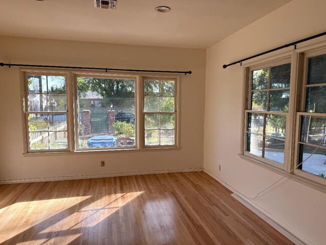 7429 Hesperia Ave in Reseda, CA - Building Photo - Building Photo