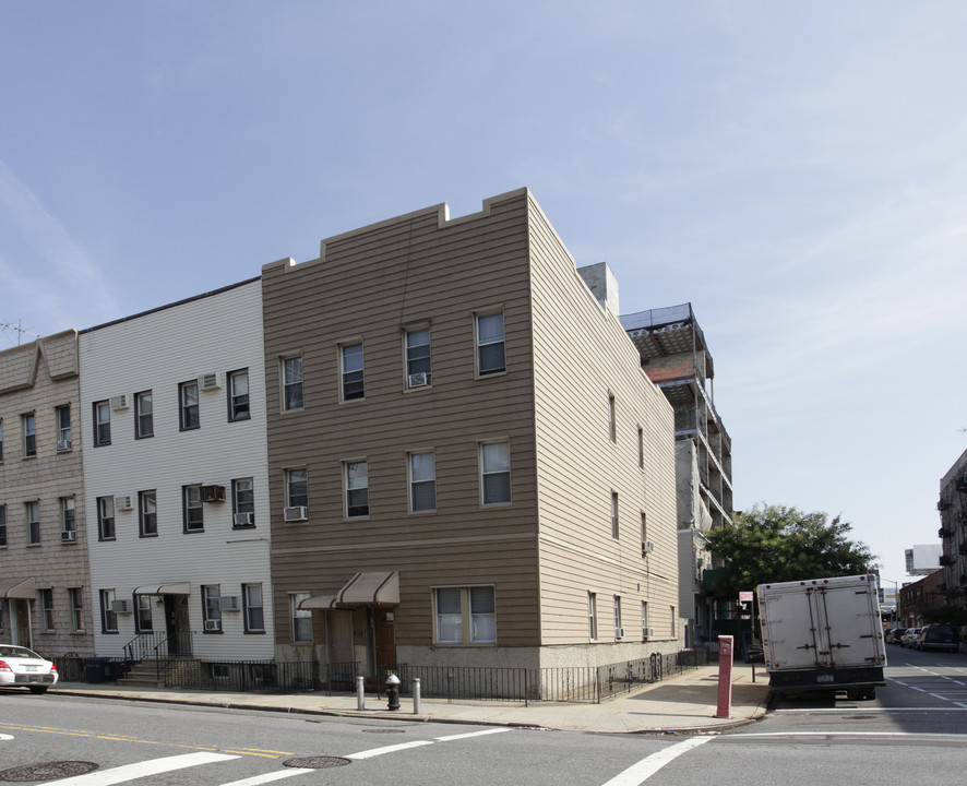 718 Lorimer St in Brooklyn, NY - Building Photo