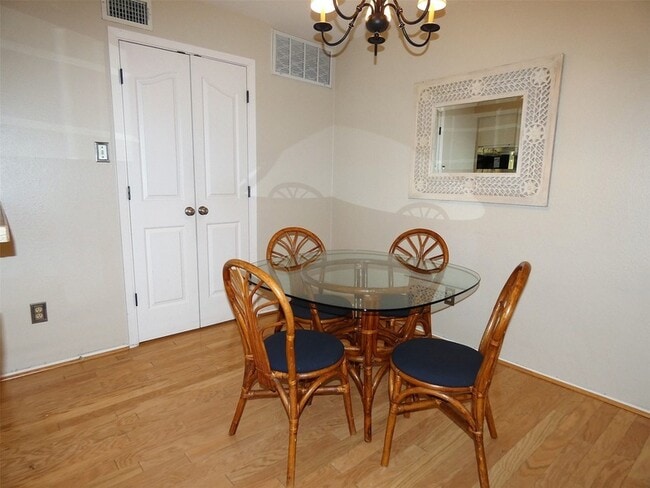7640 W Greenway Blvd, Unit 2D in Dallas, TX - Building Photo - Building Photo
