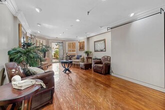 163 E 71st St, Unit 1A in New York, NY - Foto de edificio - Building Photo