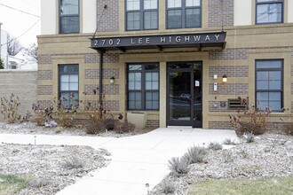 2702 Lee Hwy in Arlington, VA - Foto de edificio - Building Photo