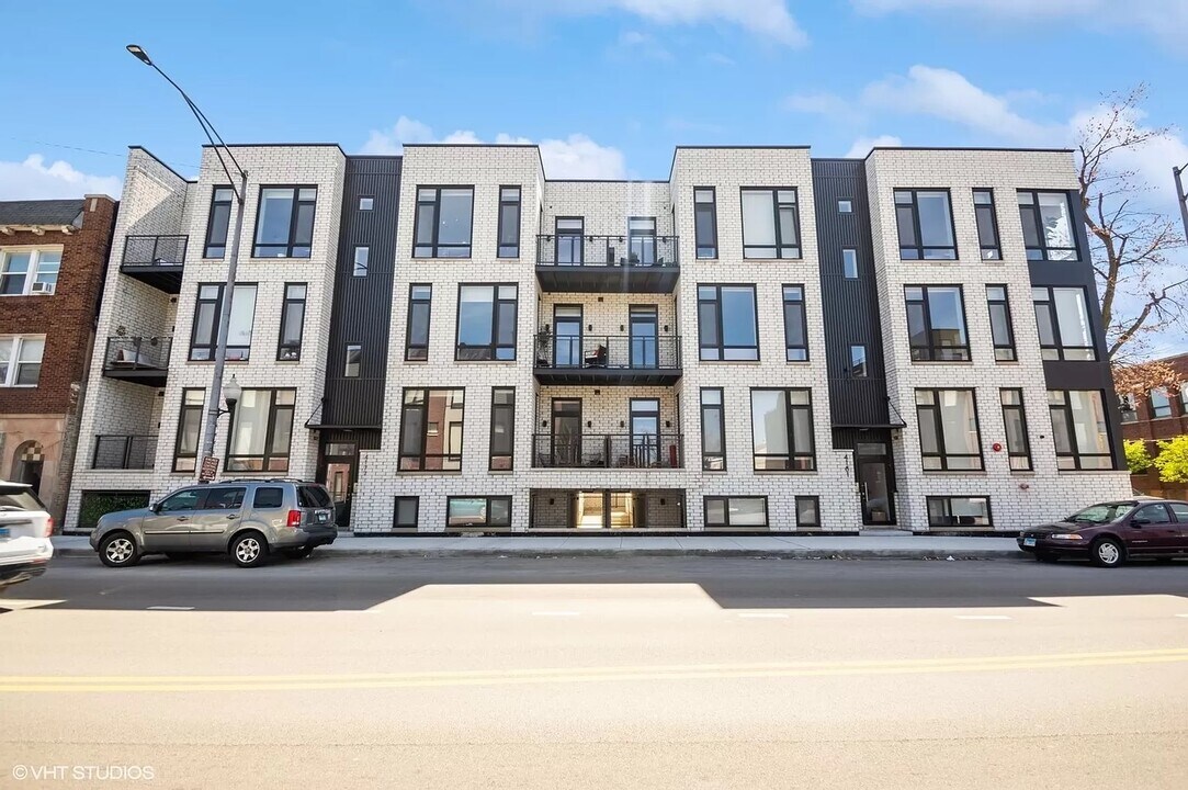 4177 W Belmont Ave, Unit 203 in Chicago, IL - Foto de edificio