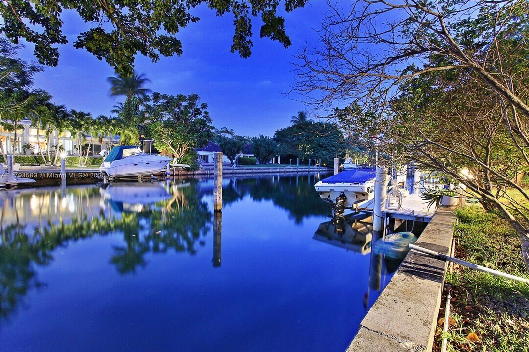 241 Knollwood Dr in Key Biscayne, FL - Building Photo