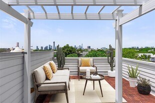 2108 Rosewood Ave, Unit 208 in Austin, TX - Building Photo