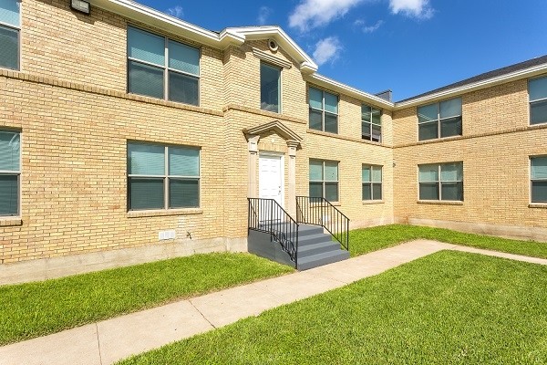 Mercedes Court Apartments in Mercedes, TX - Foto de edificio - Building Photo