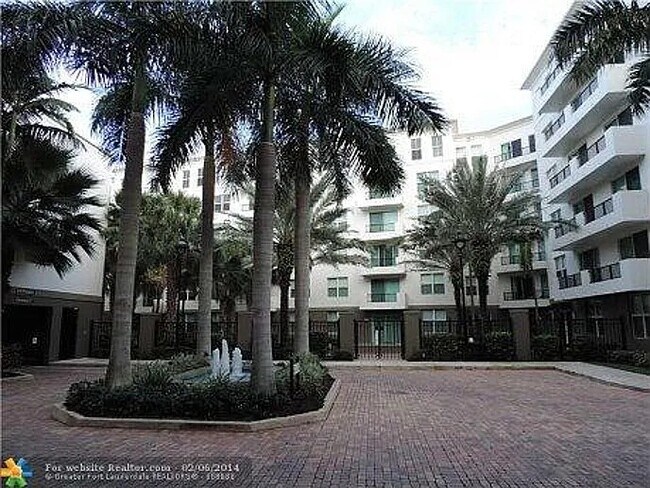 2421 NE 65th St in Fort Lauderdale, FL - Foto de edificio - Building Photo