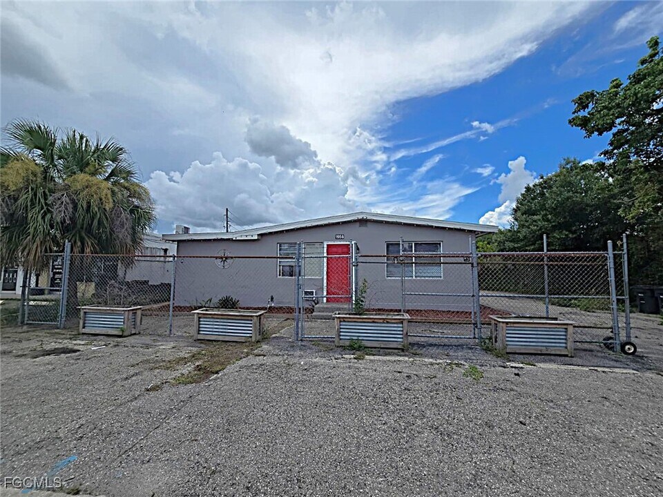 1956 Grove Ave in Ft. Myers, FL - Building Photo