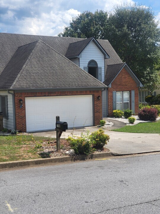 7700 Lakeshore Ct in Riverdale, GA - Building Photo