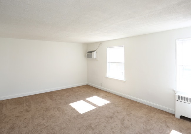 Maple Court Apartments in Wrightstown, NJ - Foto de edificio - Building Photo