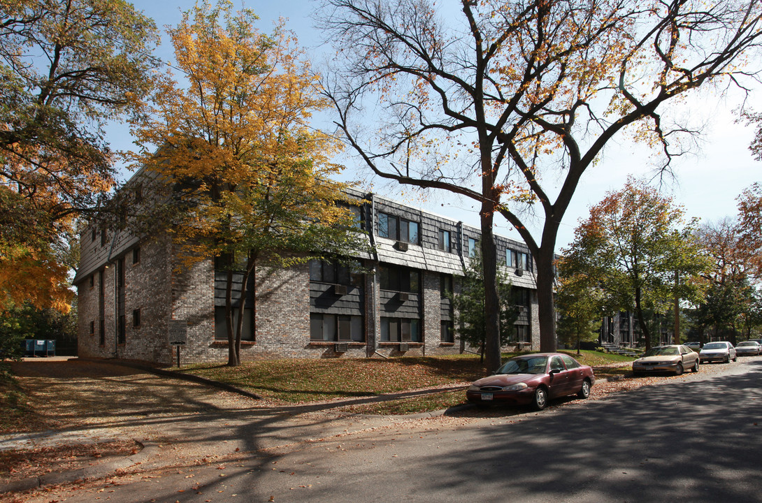 2535 Clinton Ave S in Minneapolis, MN - Foto de edificio