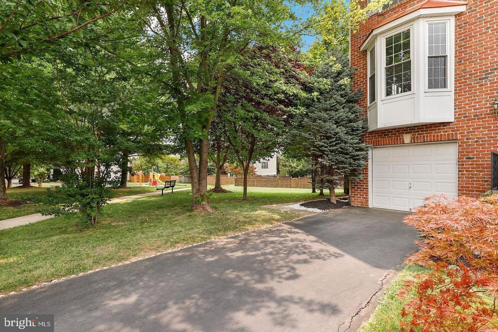 1942 Crossing Stone Ct in Frederick, MD - Building Photo