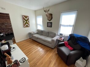 218 W 8th St, Unit 3 in Boston, MA - Foto de edificio - Building Photo