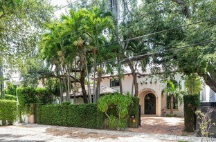 2561 Trapp Ave in Miami, FL - Building Photo
