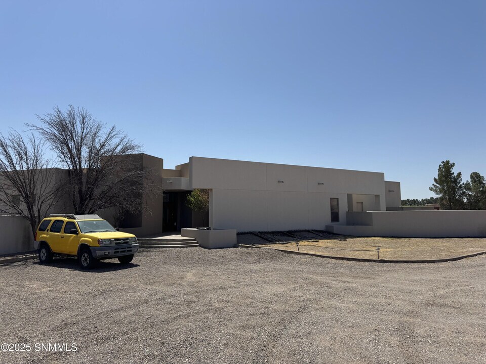 6490 Vista Valley Trail in Las Cruces, NM - Building Photo