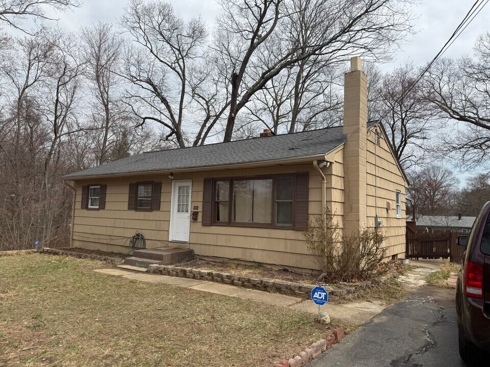 32 Clifton Pl in Norwich, CT - Building Photo