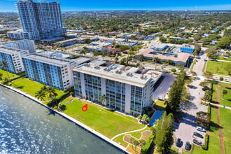 501 Lake Shore Dr in West Palm Beach, FL - Foto de edificio - Building Photo