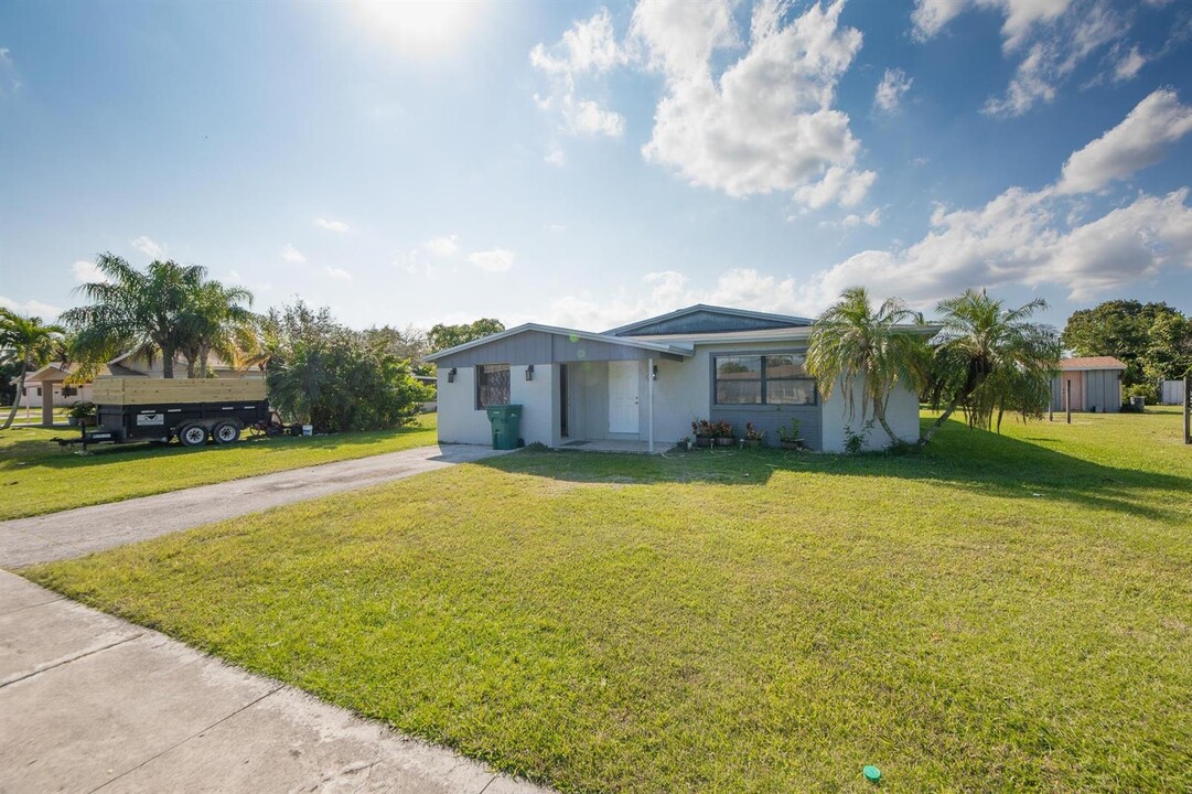 716 NW 7th Ct in Florida City, FL - Building Photo