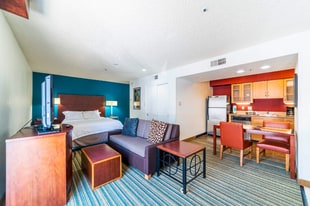 8242 N Black Cyn Hwy in Phoenix, AZ - Building Photo