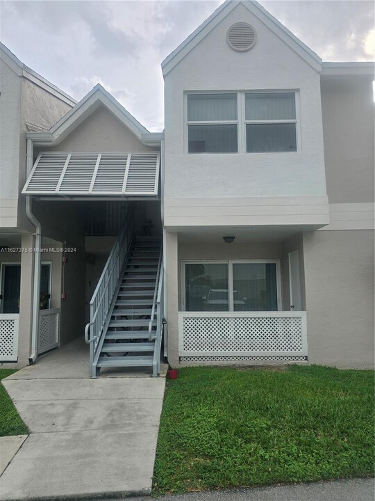 17320 NW 67th Pl in Hialeah, FL - Foto de edificio