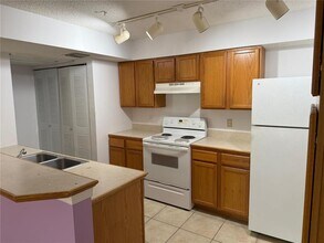 9907 Westwood Dr, Unit 21 in Tamarac, FL - Foto de edificio - Building Photo