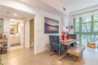 111 E Flagler St, Unit 303 in Miami, FL - Foto de edificio - Building Photo