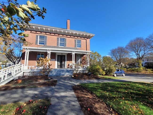 241 State St in Bangor, ME - Foto de edificio - Building Photo