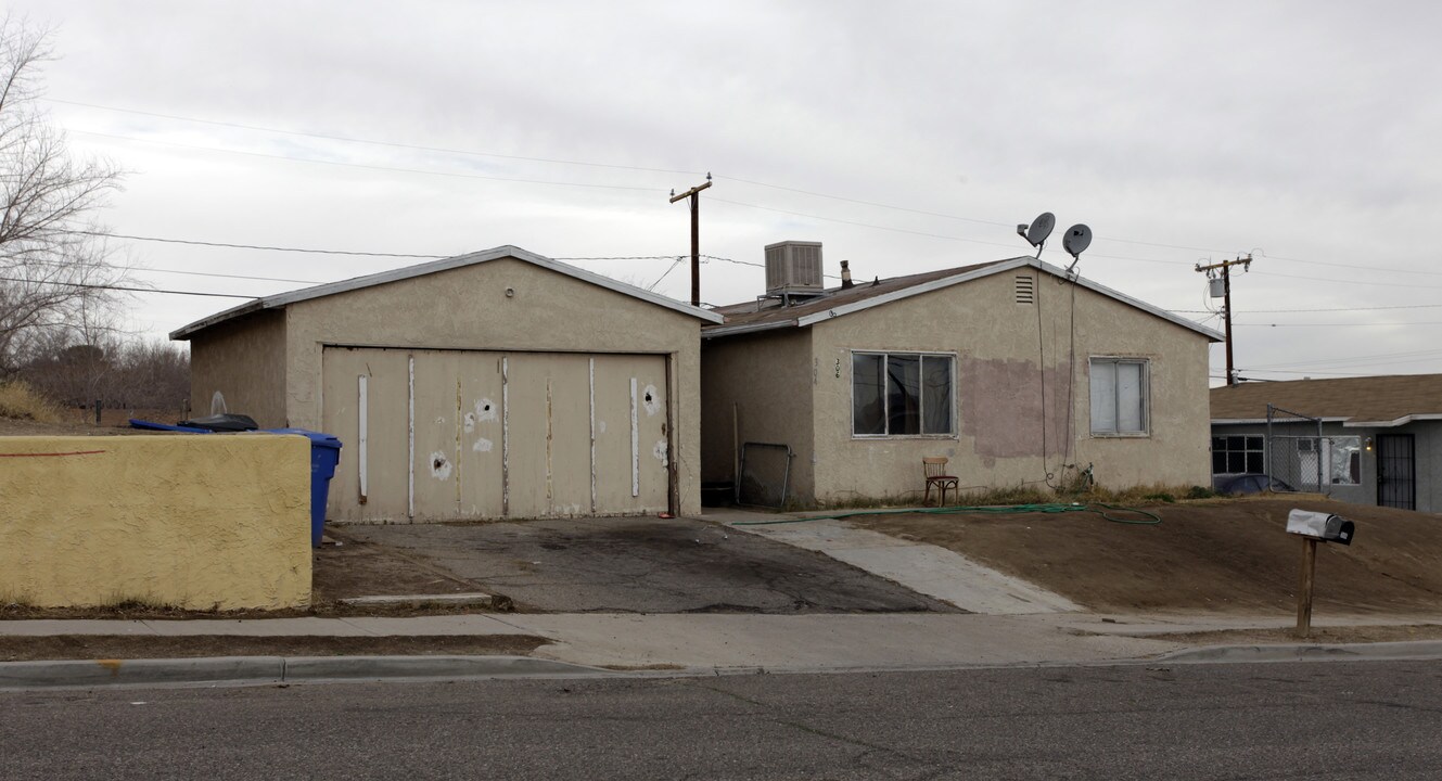 304-306 Mary Anne Ave in Barstow, CA - Building Photo