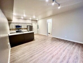 2330 Yakima Ct, Unit C103 in Tacoma, WA - Building Photo - Building Photo