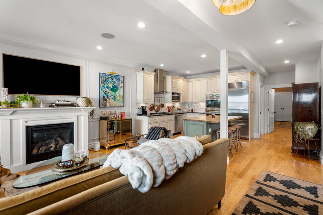 687 E 6th St, Unit 1 in Boston, MA - Foto de edificio - Building Photo