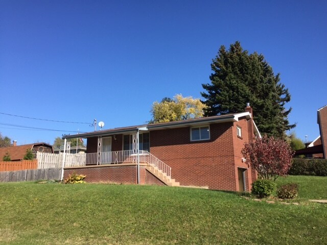 470 Edgewood Rd in North Versailles, PA - Foto de edificio