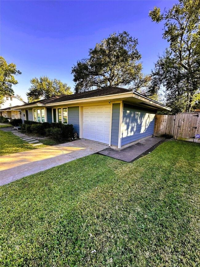 5111 Maple St in Bellaire, TX - Building Photo - Building Photo