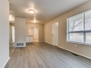 912 NW 24th St in Moore, OK - Foto de edificio - Building Photo