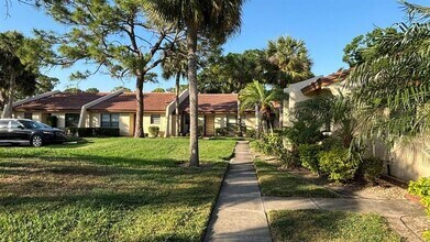 3677 Longmeadow in Sarasota, FL - Building Photo - Building Photo