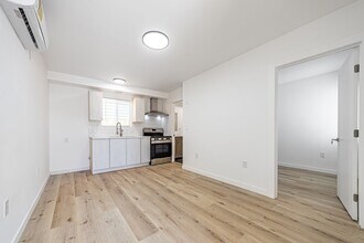 211 E 47th St in Los Angeles, CA - Building Photo - Building Photo