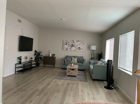 927 N Garden St in Anaheim, CA - Building Photo