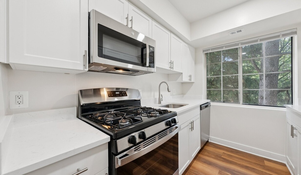 Foxchase Apartments in Alexandria, VA - Building Photo
