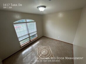 1617 Tara Dr in Moore, OK - Building Photo - Building Photo