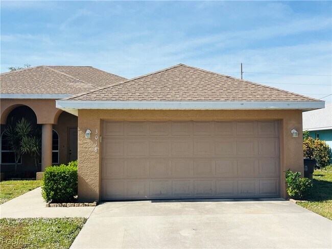 3018 SE Santa Barbara Pl in Cape Coral, FL - Building Photo - Building Photo