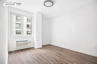 906 E New York Ave in Brooklyn, NY - Building Photo - Building Photo