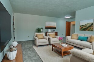 Slate Creek Apartments & Townhomes in Greensburg, PA - Building Photo