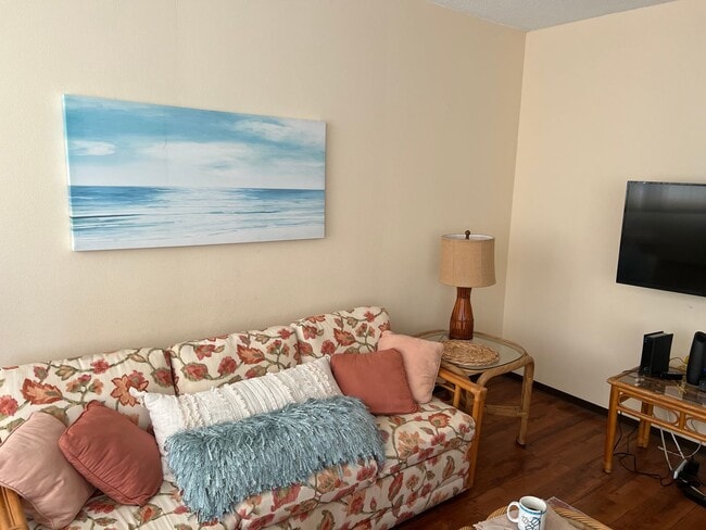 2500 Kalakaua Ave in Honolulu, HI - Building Photo - Building Photo