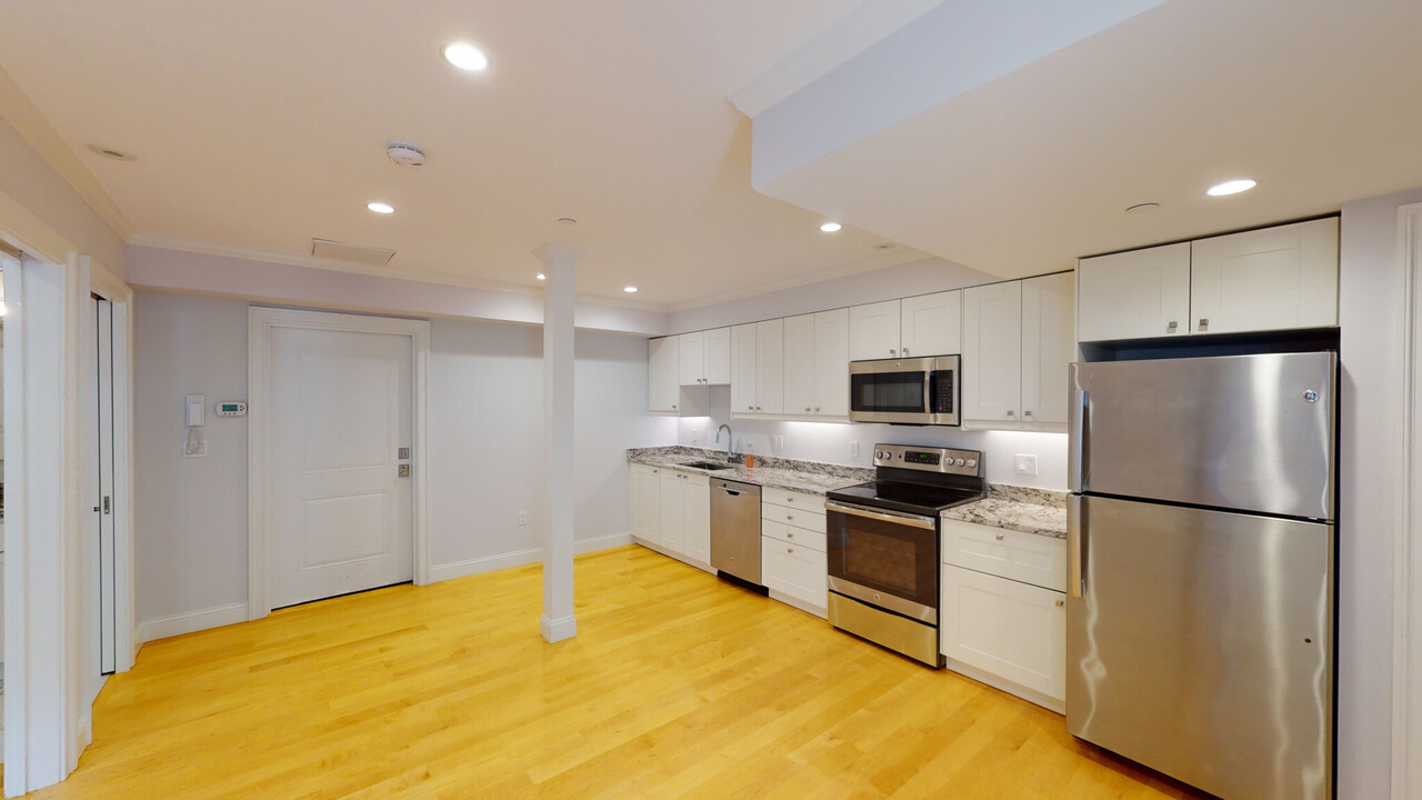 296 Beacon St, Unit 1 in Boston, MA - Building Photo