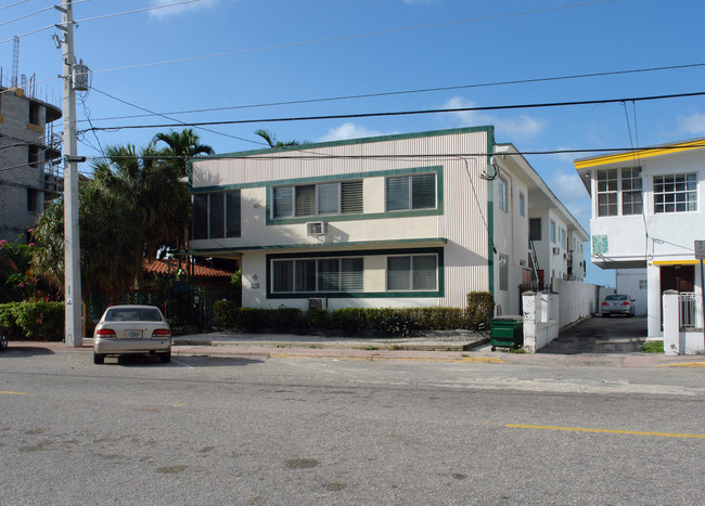 Waterfront Townhouses in Miami Beach, FL - Building Photo - Building Photo