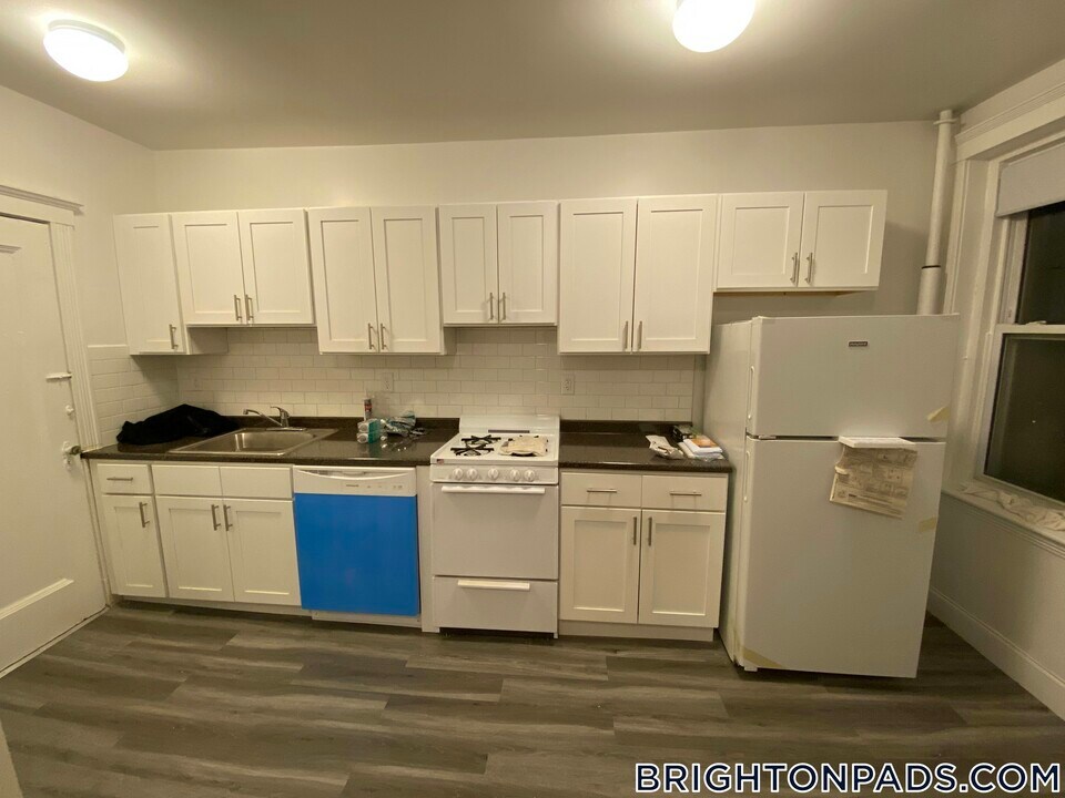 8 Vinal St in Boston, MA - Building Photo