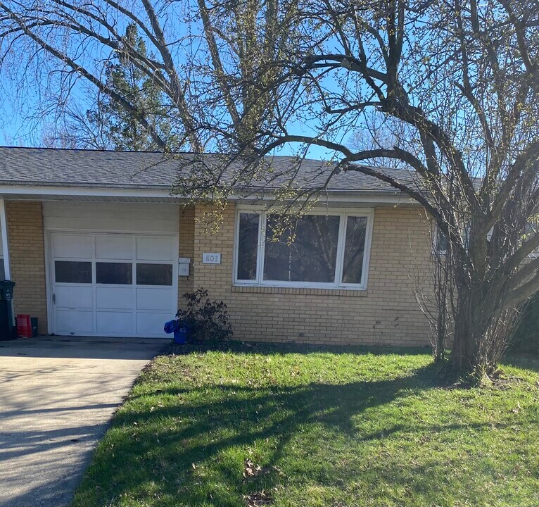 803 E Harding Dr in Urbana, IL - Building Photo