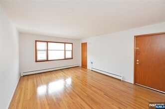 11 Gregory Ct in Elmwood Park, NJ - Building Photo - Building Photo