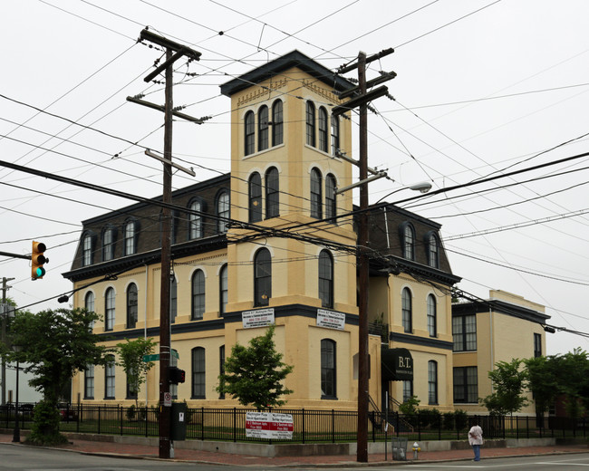 Washington Plaza Apartments in Richmond, VA - Building Photo - Building Photo