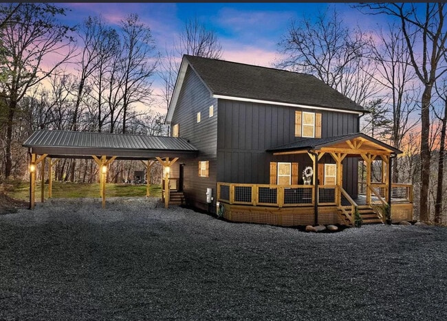 747 Golden Ave in Dahlonega, GA - Building Photo - Building Photo