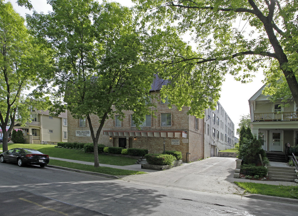 Hilltop Apartments in Milwaukee, WI - Foto de edificio