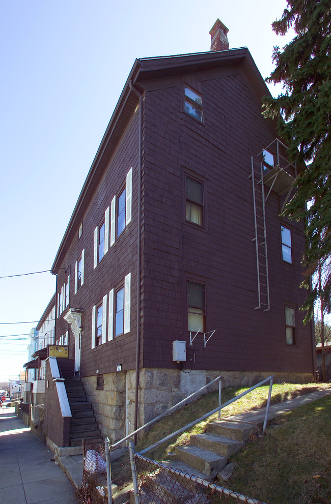 853 Slade St in Fall River, MA - Foto de edificio - Building Photo